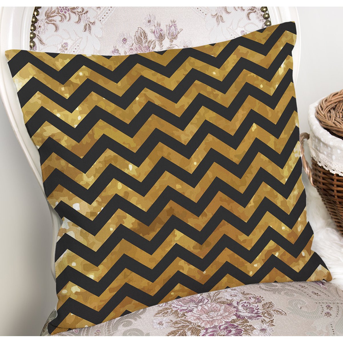 K7549-Siyah-Zemin-Üzerinde-Gold-Renkli-Zigzag-Desenli-Modern-Yastık-Kırlent-Kılıfı-1