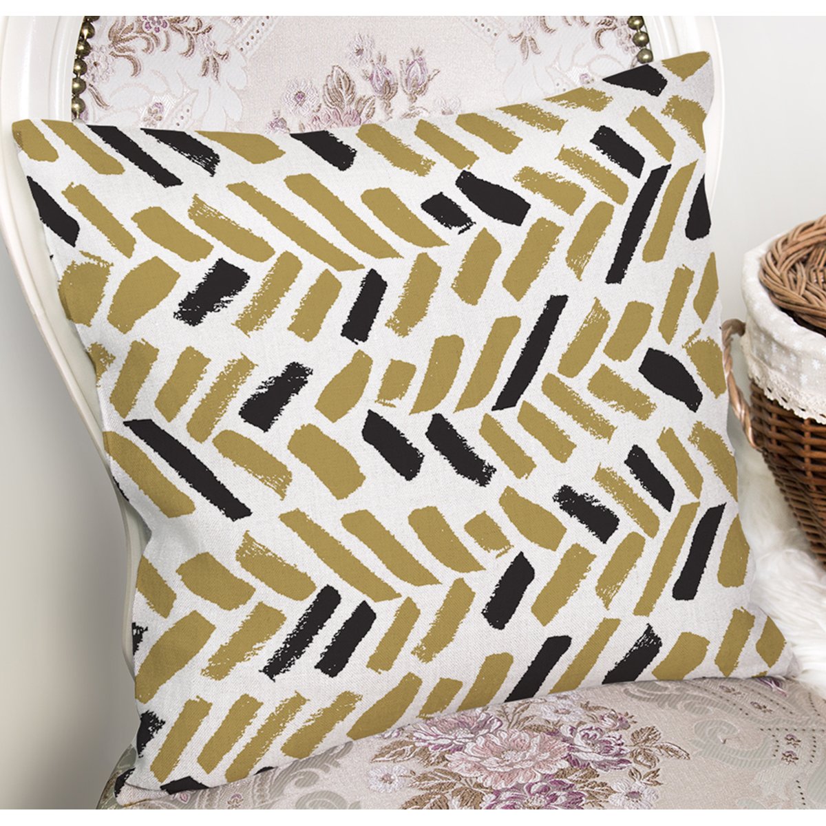 K7662-Beyaz-Zemin-Üzerinde-Renkli-Geometrik-Çizimli-Dijital-Baskılı-Modern-Yastık-Kılıfı-1