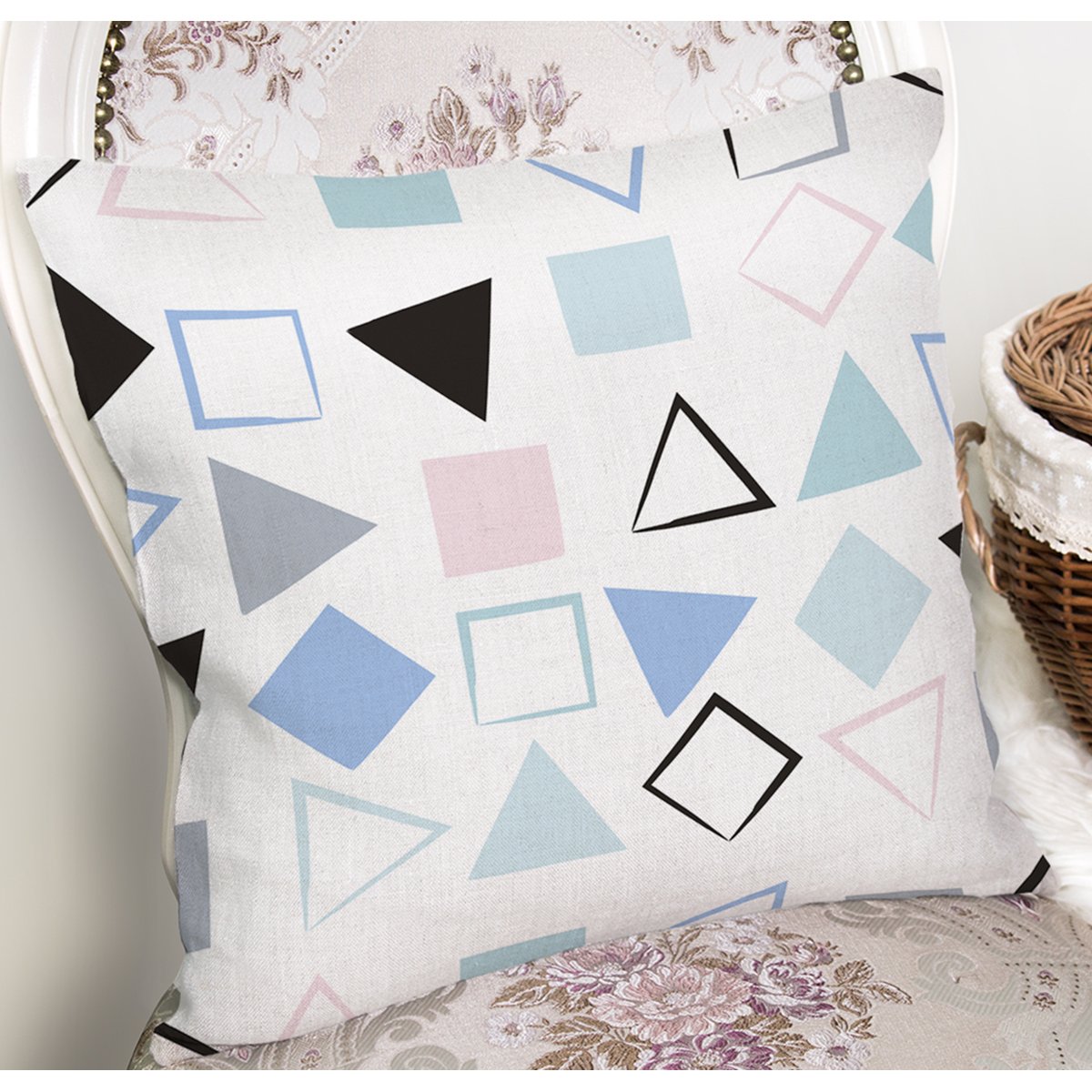 K7776-Beyaz-Zemin-Üzerinde-Renkli-Geometrik-Desenli-Dijital-Baskılı-Modern-Yastık-Kılıfı-1