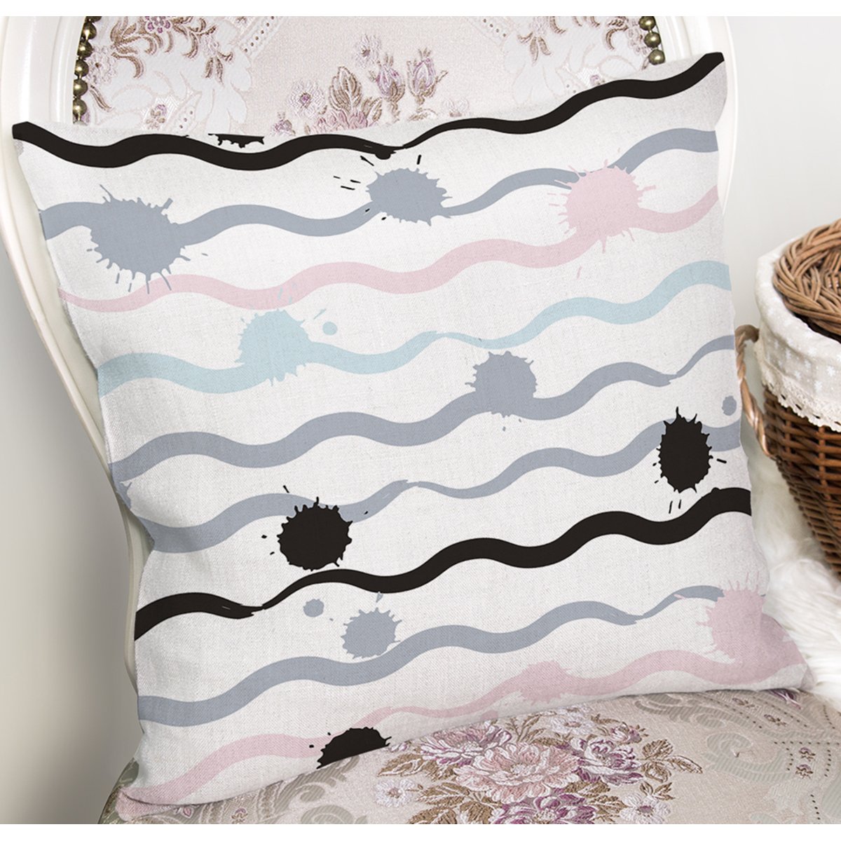 K7778-Beyaz-Zemin-Üzerinde-Modern-Çizgili-Zigzag-Desen-Modern-Yastık-Kırlent-Kılıfı-1