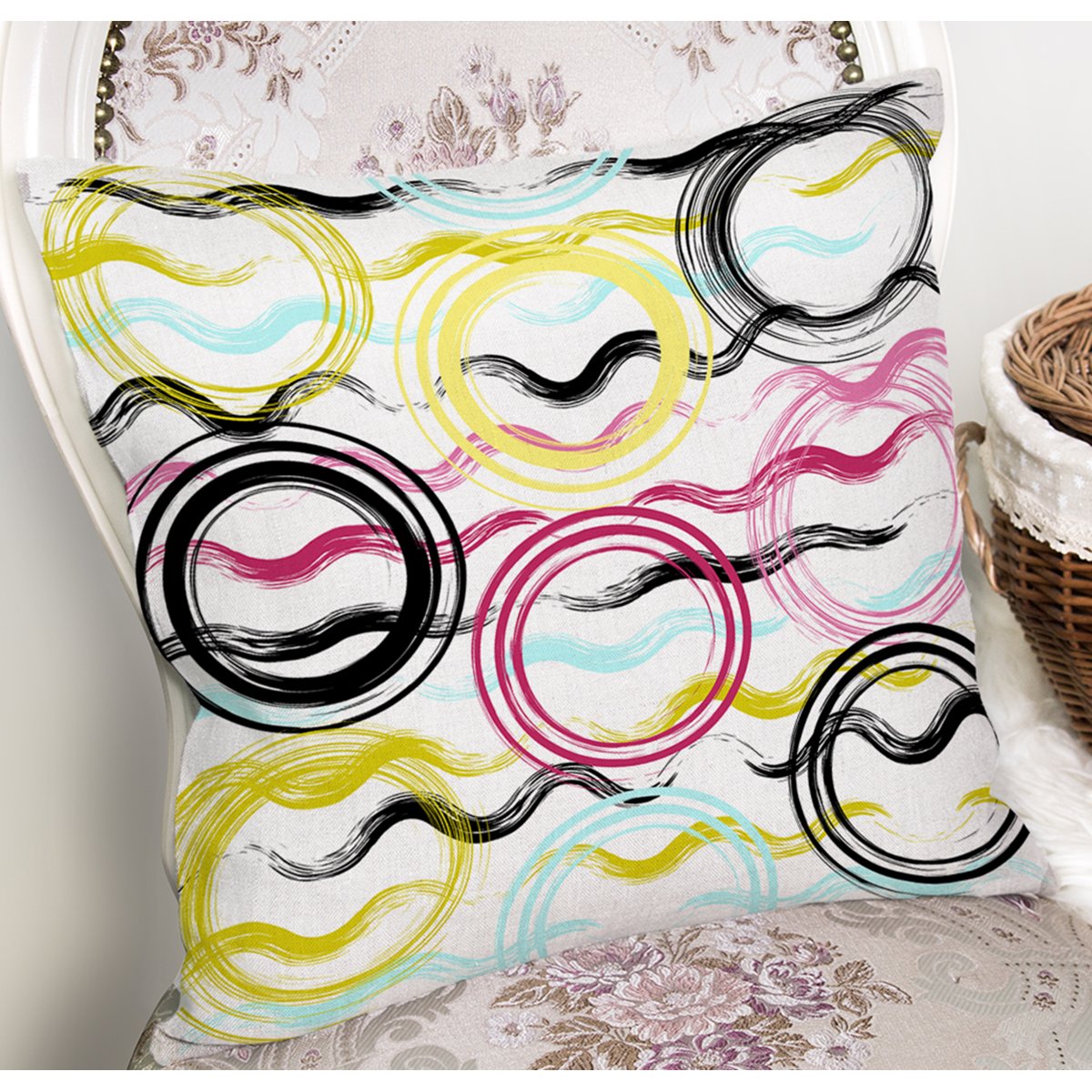 K7807-Beyaz-Zemin-Üzerinde-Renkli-Zigzag-Desenli-Geometrik-Desenli-Yastık-Kırlent-Kılıfı-1