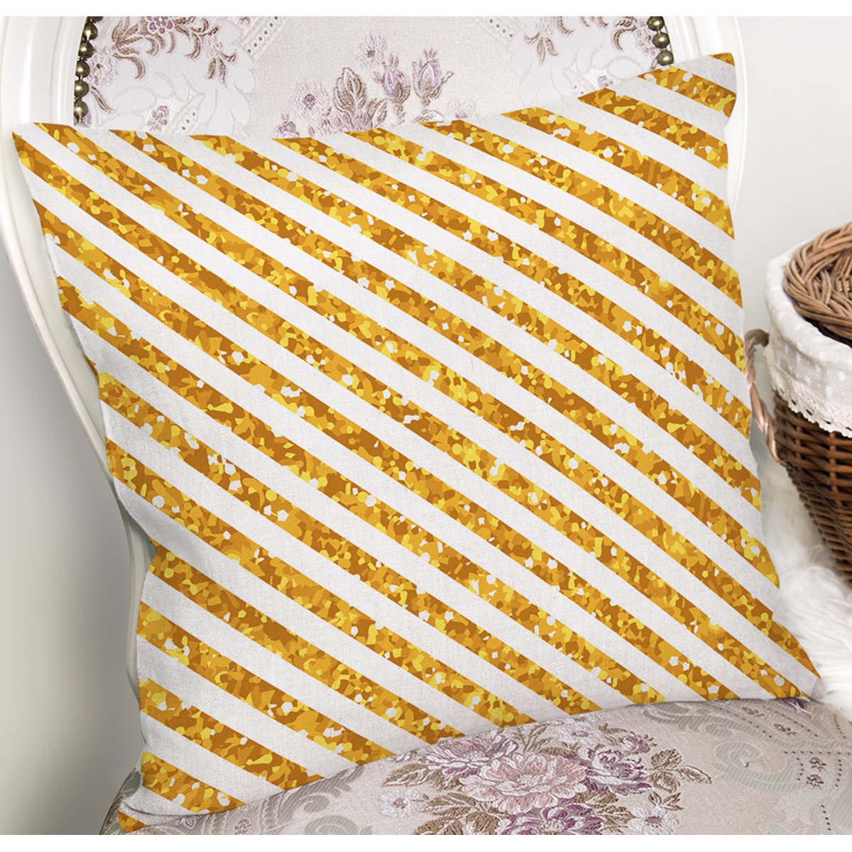 K7865-Beyaz-Zemin-Üzerinde-Gold-Renkli-Yatay-Çizgili-Modern-Yastık-Kırlent-Kılıfı-1