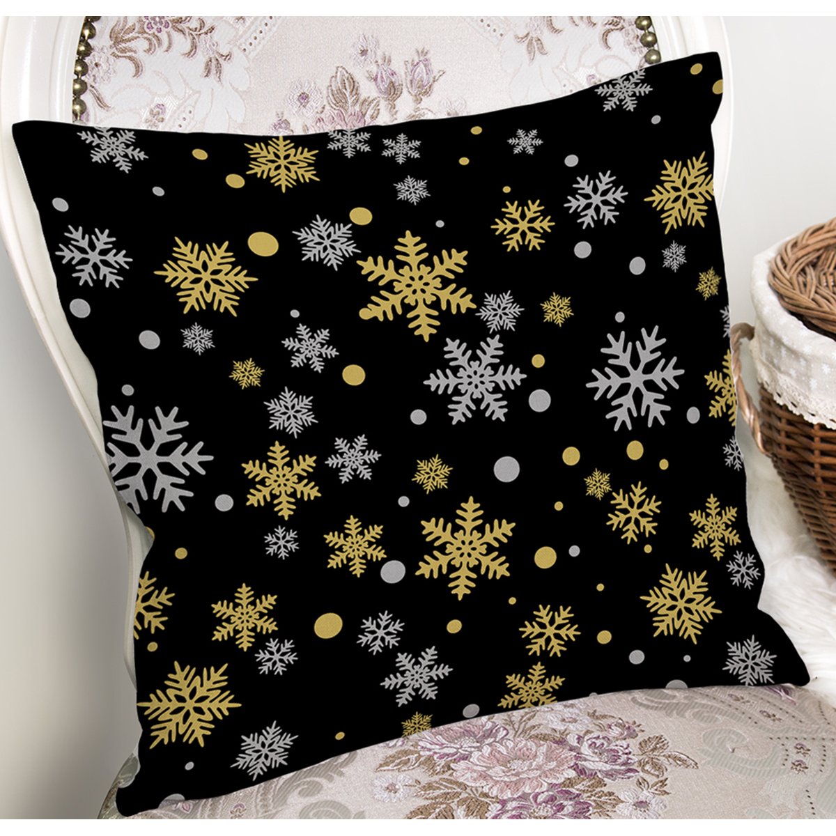 K7945-Siyah-Zemin-Üzerinde-Gold-Detaylı-Kartanesi-Desenli-Yastık-Kırlent-Kılıfı-1