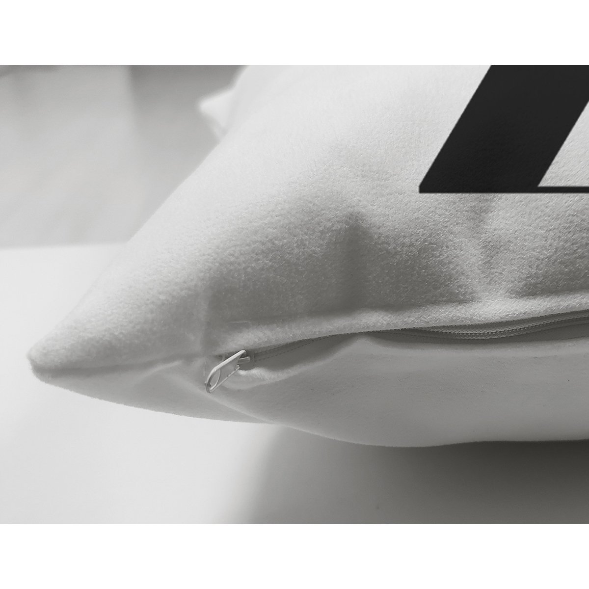 Suet-K9484-Beyaz-Zemin-Yaprak-Motifli-Siyah-Z-Harfi-Ozel-Tasarim-Modern-Suet-Yastik-Kirlent-Kilifi-2