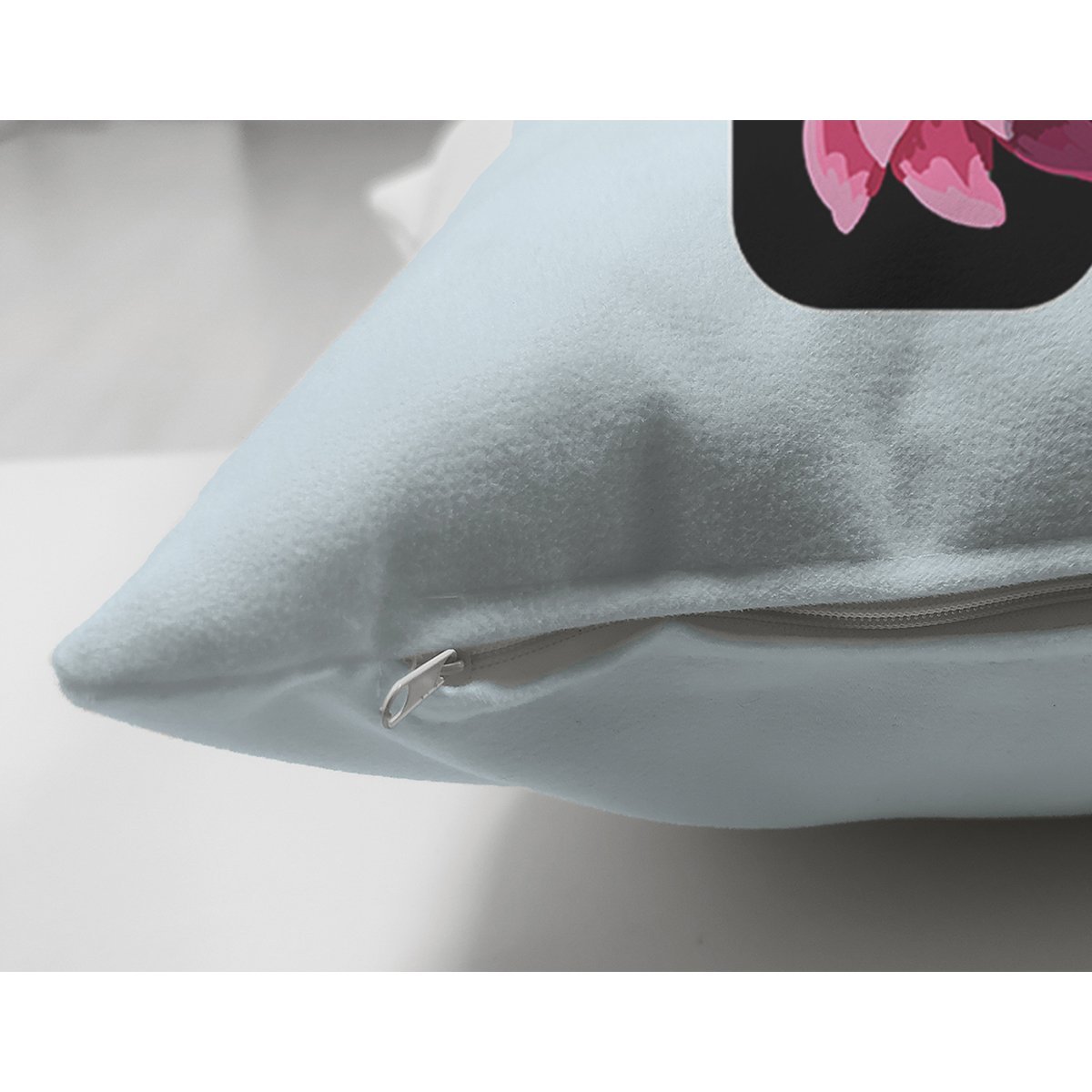 Suet-K9635-Mavi-Zemin-Cicek-Desenli-Siyah-K-Harfi-Ozel-Tasarim-Modern-Suet-Yastik-Kirlent-Kilifi-2