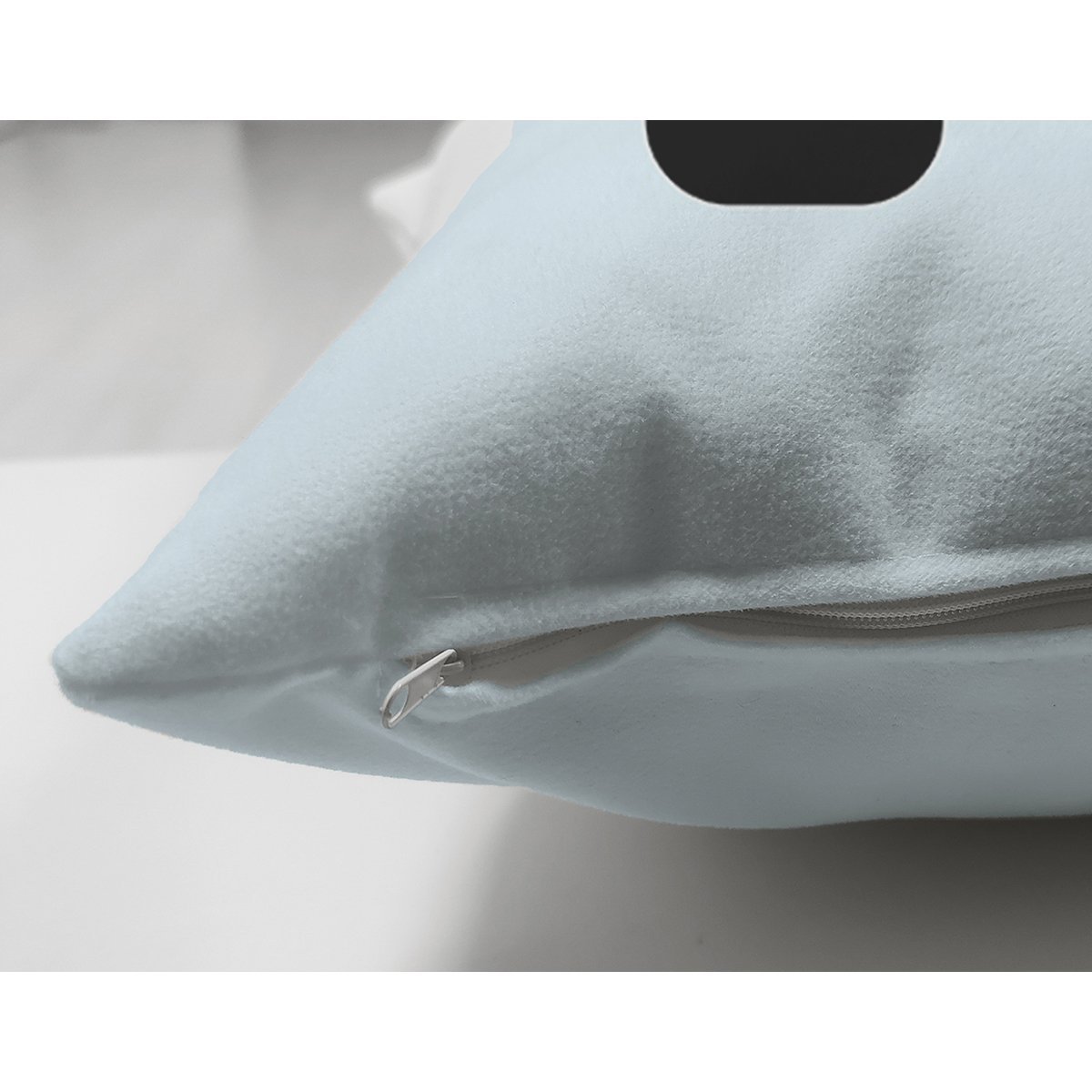 Suet-K9637-Mavi-Zemin-Cicek-Desenli-Siyah-M-Harfi-Ozel-Tasarim-Modern-Suet-Yastik-Kirlent-Kilifi-2