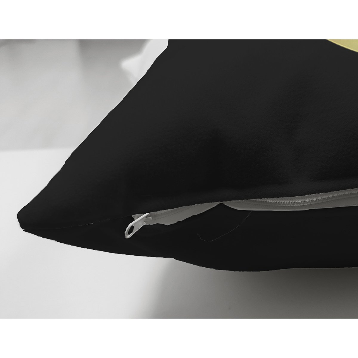 Suet-K9711-Siyah-Zemin-Beyaz-Gul-Motifli-Gold-U-Harfi-Ozel-Tasarim-Modern-Suet-Yastik-Kirlent-Kilifi-2